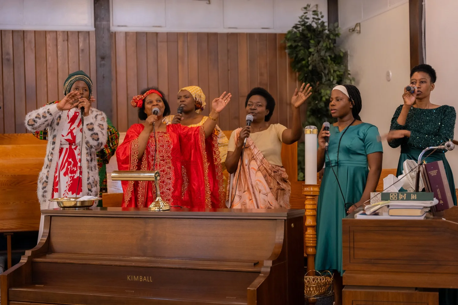 Children singing together at the front of the Carmel sanctuary